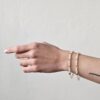 Armbånd av hvit transparent